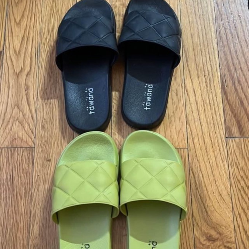 2 pairs of bathroom slides slippers